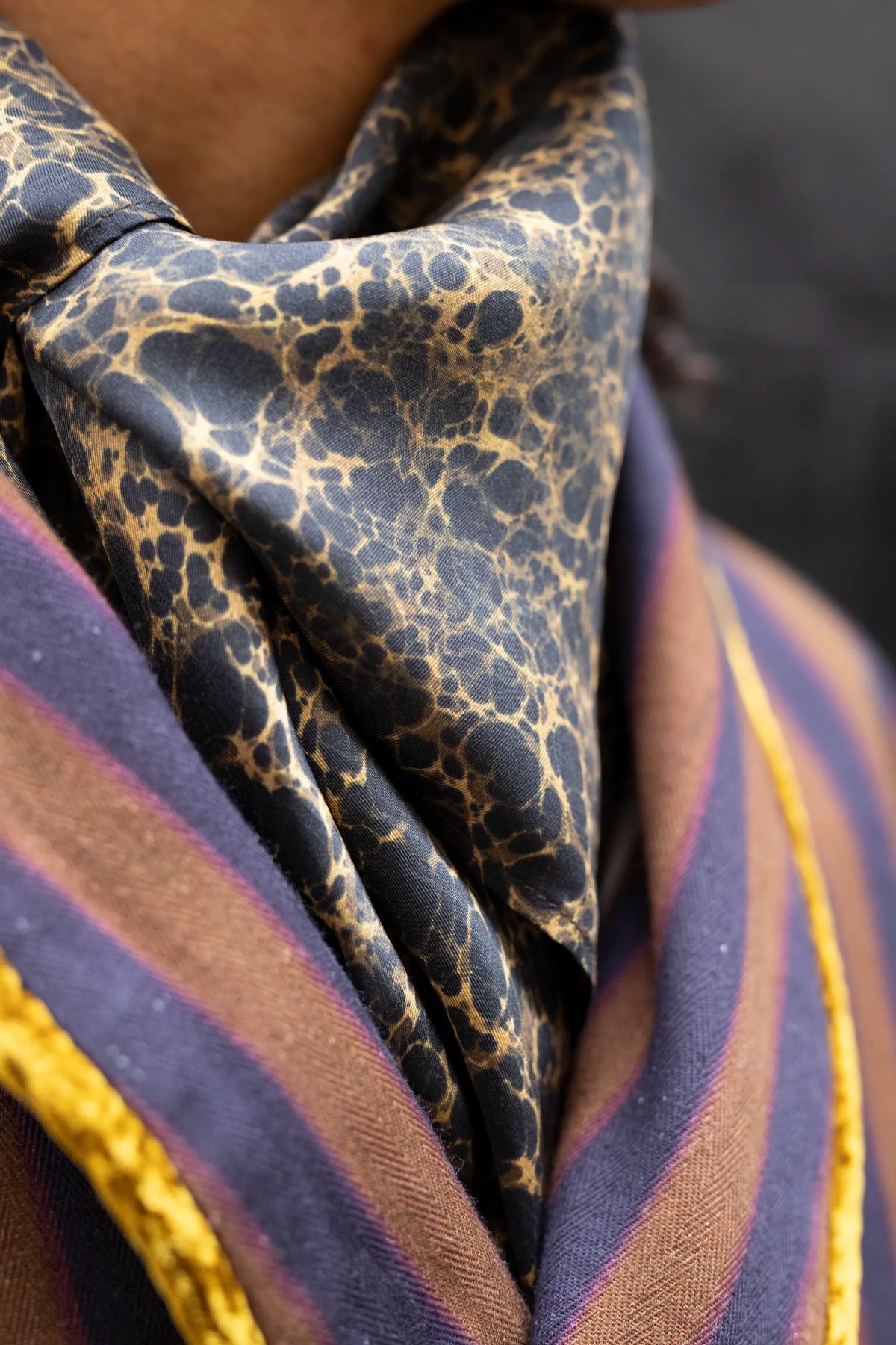 9212_SHAWL_BLACKSANDᴹᴬᴿᴮᴸᴱᴰ