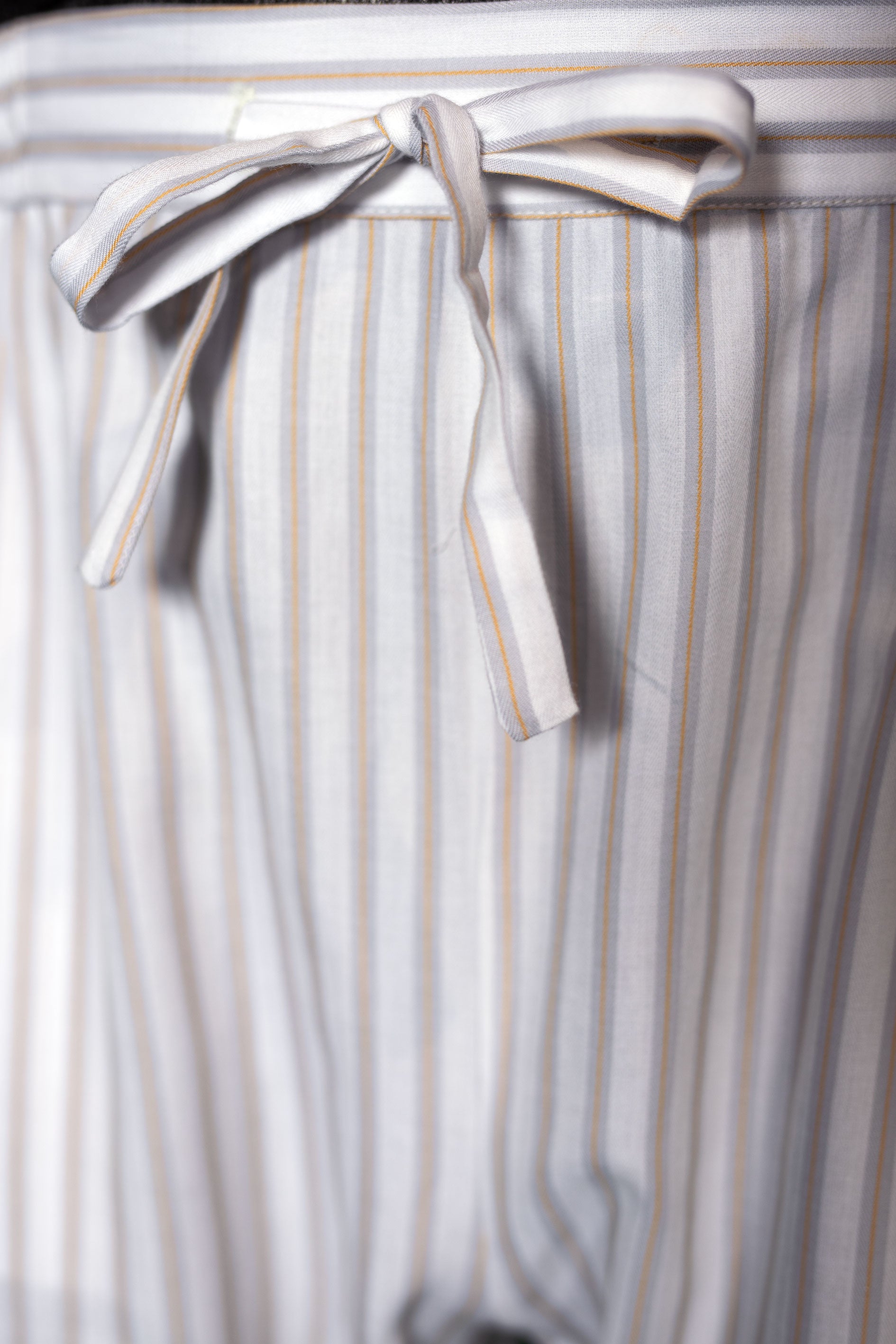 9123_DRAWSTRING-TROUSERS_WHITE-Grey-gold