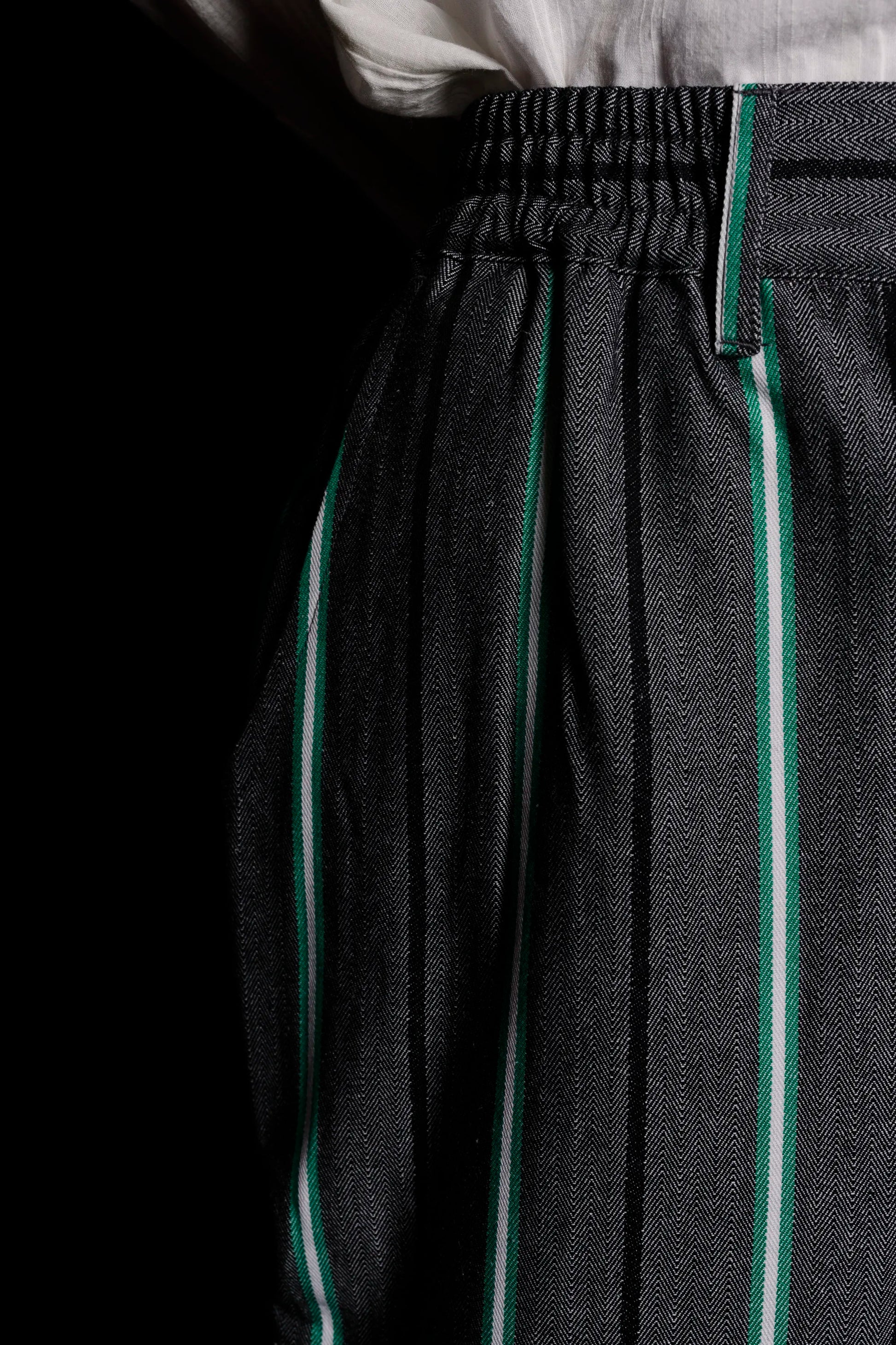 8817_BUTTON-TROUSERS_BLACK-Green-white