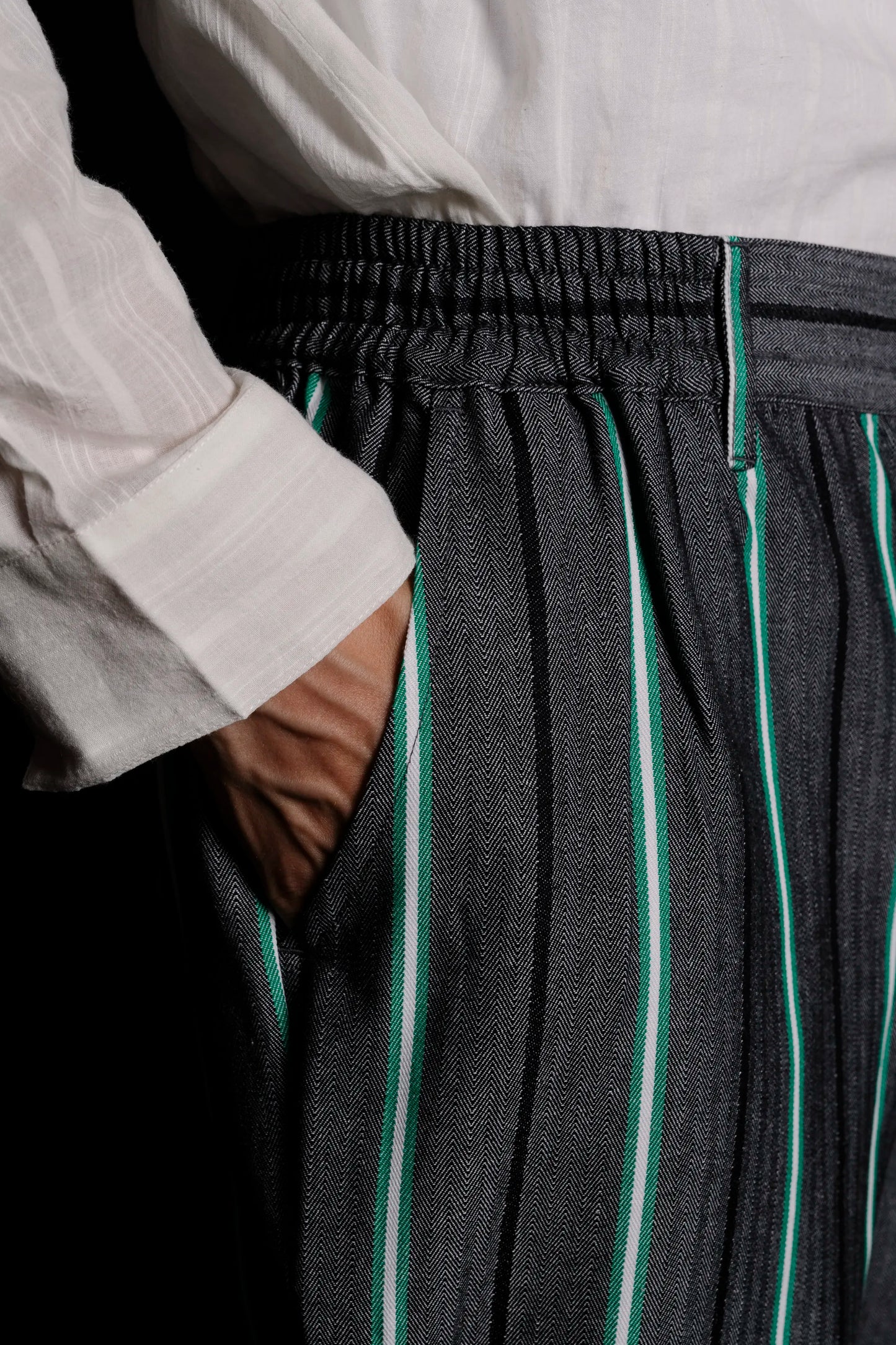 8817_BUTTON-TROUSERS_BLACK-Green-white