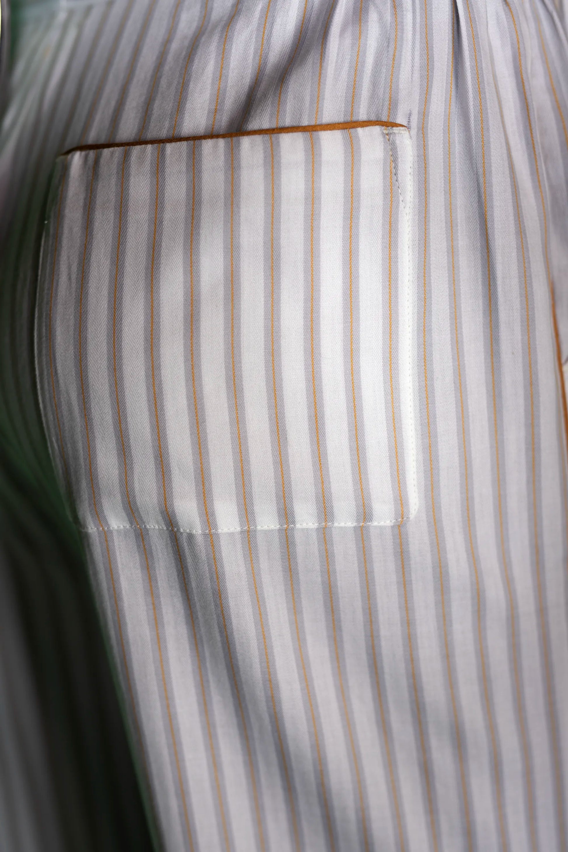 9123_DRAWSTRING-TROUSERS_WHITE-Grey-gold