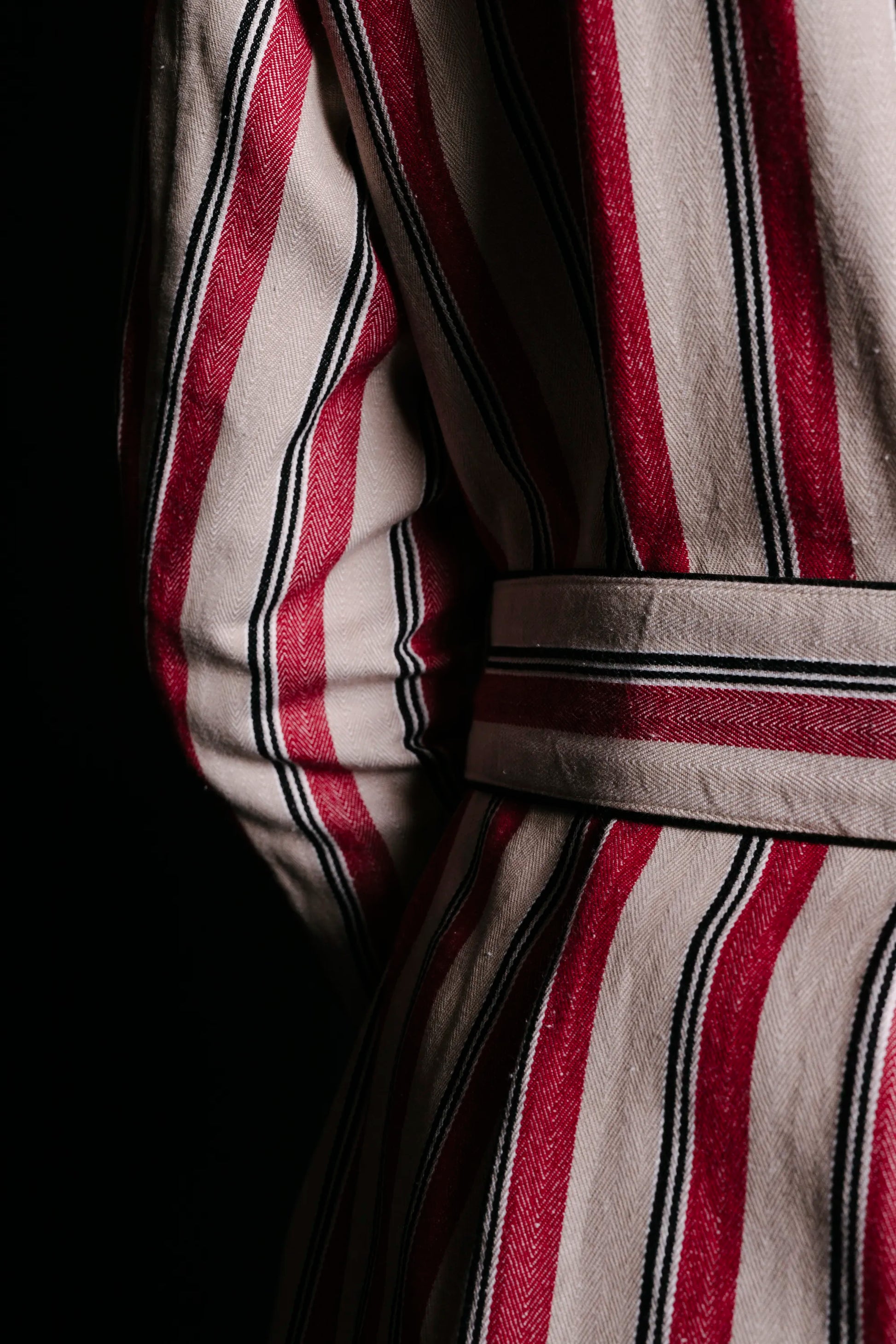 8991_DRESSING-GOWN_RED-Sandsilver-white-black